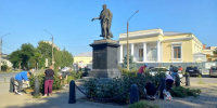 В Таганроге сотрудники музея привели в порядок клумбу с розами у  монумента Александру I - Газета Таганрогская правда