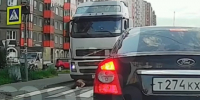 Женщина попала под колеса грузовика в Мурино - Online47.Ru