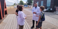 Медики проводят профилактическую беседу на пляже Кама - Газета Нижнекамская правда