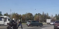 В Донецке мотоциклист без номеров сбил сотрудника ГАИ — видео - Донецк Медиа