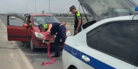 Симпатичную автоледи выручили из беды сотрудники ДПС  на новом мосту в Волгодонске - Bloknot-Volgodonsk.Ru