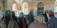 В день празднования Почаевской иконы Божией Матери, благочинный Троснянско-Кромского округа, настоятель Свято-Никольского храма поселка Кромы протоиерей Виктор Титов совершил Божественную литургию в руинированном храме в честь пророка Илии села Апальково. 5 августа 2026 года, Кромской район Орловской области. - Орловская и Ливенская епархия