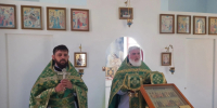 В ПРЕСТОЛЬНЫЙ ПРАЗДНИК В ХРАМЕ ПРАВЕДНОГО ФЕОДОРА САНАКСАРСКОГО ПОСЕЛКА АДАМОВКИ ПРОШЛА ЛИТУРГИЯ НА ТРЁХ ЯЗЫКАХ - Орская Епархия