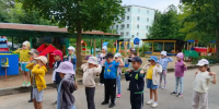 Полицейские провели зарядку для детей в Волхове в честь Дня физкультурника - SyasNews.Ru