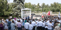 Губернатор назвал символичным внесение новых имен в Галерею почета строителей в сквере имени Льва Ермина - Правительство