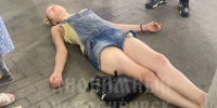 Женщина легла на пол у входа в метро в Новосибирске - Gorsite.Ru
