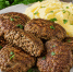Рублю куриную печень ножом и добавляю обжаренные овощи: котлеты получаются особенно сочными - Кубанские Новости