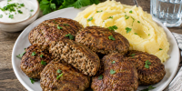 Рублю куриную печень ножом и добавляю обжаренные овощи: котлеты получаются особенно сочными - Кубанские Новости