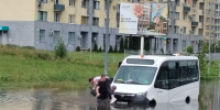 Детей эвакуировали на руках из затопленной ливнем маршрутки в Арбекове - Stolica58.Ru