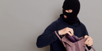 59 тысяч рублей ущерба: в Сочи мужчина забрал вещи у спящего на остановке - Sochi24.tv
