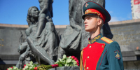 «Сегодня большой праздник»: губернатор Беглов возложил цветы на площади Победы в память о завершении Ленинградской битвы - Spbdnevnik.ru