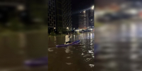 Воронежцы сняли на видео ночной заплыв на сапах по затопленной улице - ГТРК Воронеж