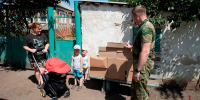 Росгвардейцы в зоне СВО передали подарки детям и помогли нуждающимся гражданам - Росгвардия