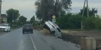 В Сызрани Lada Vesta под проливным дождем рухнула в яму - фото и видео - КТВ-ЛУЧ