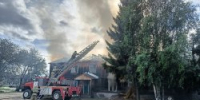 В Югорске пожарные подразделения ликвидируют возгорание в расселённом многоквартирном доме - 2Goroda.Ru