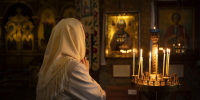 people-lighting-candles-in-church-in-celebration-of-greek-easter - РИА 7 Новостей