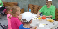 В парке Пионеров показали, как изготовить счастливую подковку из разноцветного солёного теста. - Город Курск