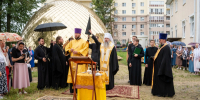 На улице Ново-Казанской в Пензе освятили купола и крест строящегося храма - Progorod58.Ru