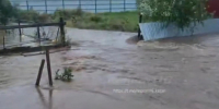Потоки воды смывают постройки и заборы | Источник: Region 116 / Telegram - 161.Ru