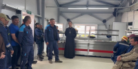В Сентябрьском священник поздравил строителей с профессиональным праздником. - Ханты-Мансийская Митрополия