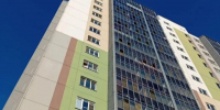 В Новосибирске спасатели сняли 20-летнюю раненную девушку с перил балкона - Gorsite.Ru