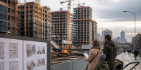 Строительство. Стройка. Семьи. Жильё. Новостройка. Ожидания. Изображение нейросети - Пульс Хакасии