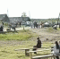 люди сидят на скамейках в деревне в Карелии - Петрозаводск говорит