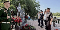 Сотрудники и военнослужащие Росгвардии почтили память Героя России в Биробиджане - Росгвардия