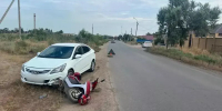 В Астрахани девушка на мопеде врезалась в легковой автомобиль - Астрахань 24