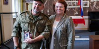 Марина Оргеева вручила военнослужащему-участнику СВО медаль «80 лет Калининградской области», который спас женщину при пожаре - Единая Россия