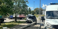 В Костроме железобетонный столб рухнул после наезда автомобиля - Комсомольская Правда