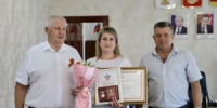 Вручили Памятный знак Законодательного Собрания Краснодарского края председателю ТОС - Тбилисский район
