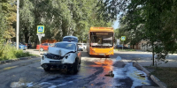 Nissan столкнулся с автобусом: две пассажирки госпитализированы - ИА Версия-Саратов