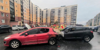 Три автомобиля горели во дворе дома в Пскове - Псковская правда