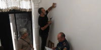 Сотрудники МЧС России совместно с  представителями администрации установили пожарные извещатели в Малокарачаевском районе - МЧС России