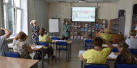 группа людей выполняет упражнения - Научная библиотека