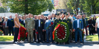 Память героев Ленинградской битвы почтили на Богословском кладбище - Калининский район