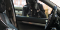 close-up-man-trying-break-into-car_1_1.jpg - GorodnaBire.Ru