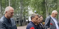 Сотрудники ОКБ Ханты-Мансийска возложили цветы в День окончания Ленинградской битвы - Окружная больница