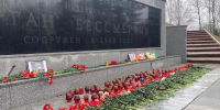 Жители Брянска несут цветы и свечи к Кургану — в память о жертвах Нижнекамска - ИА Наш Брянск.ru