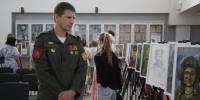 Военнослужащий рассматривает работы на выставке. Автор фото Екатерина Осипова, пресс служба администрации города Магнитогорска, Изображение. - Правительство Челябинской области