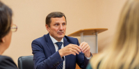 Глава Кольского округа Александр Лихолат: Понедельник начинается с традиционного аппаратного совещания. С коллегами подвели итоги прошедшей недели и обозначили планы на текущую. - Кольский район