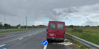 На трассе в Черняховск микроавтобус въехал в отбойник и перевернулся - Комсомольская правда
