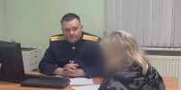 В Сергиевом Посаде возбуждено уголовное дело в отношении 27‑летней женщины, обвиняемой в попытке убийства своей 3‑летней дочери. По версии следствия, находясь в состоянии алкогольного опьянения, мать толкнула ребёнка через ограждение балкона на девятом этаже. Девочка получила серьёзные травмы и была срочно госпитализирована. Следственные органы провели осмотр места происшествия, назначили экспертизы и изучили записи с камер видеонаблюдения. Обвиняемая признала вину, но не смогла объяснить мотивы. - Chehov-Vid.Ru
