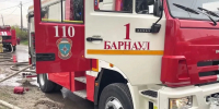 В Барнауле тушат крупный пожар в заброшенной двухэтажке - Комсомольская Правда