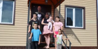 Семья участника СВО из Уфы с шестью детьми получила ключи от нового дома - Министерство строительства и архитектуры