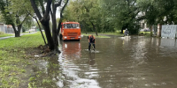 В Челябинске с 4 часов утра устраняют последствия ночного ливня - Вечерний Челябинск