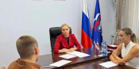 Вопросы соцвыплат, безопасности движения, участия в конкурсе:  сенатор РФ Евгения Ламонова провела прием граждан - Единая Россия