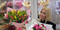 Флорист Светлана Каюмова составляет букет к 1 сентября в Менделеевске - Менделеевские новости