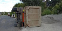 Грузовик опрокинулся и врезался в дорожный знак в Якшур-Бодьинском районе - Сусанин